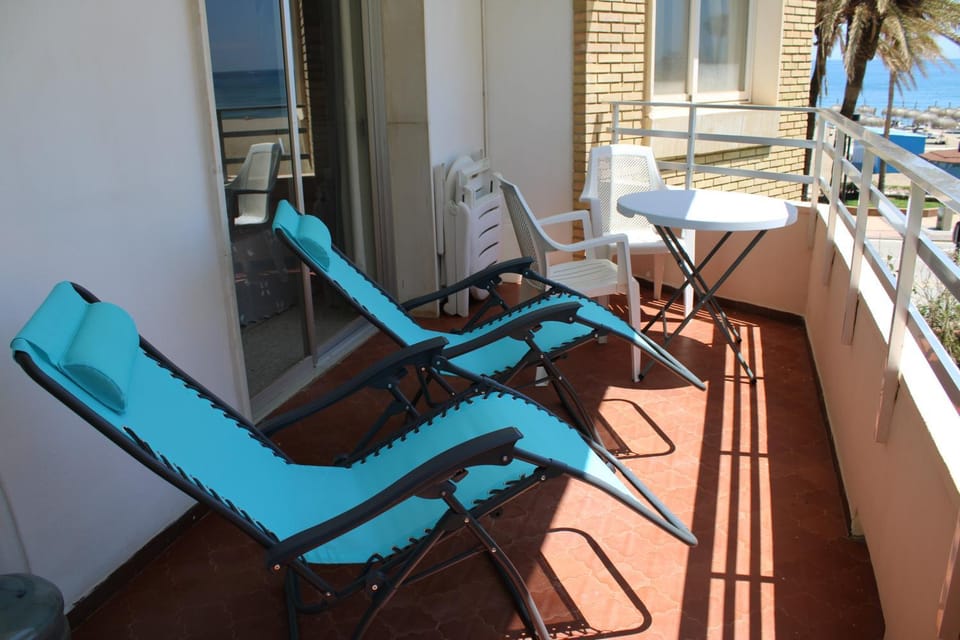 View (from property/room), Balcony/Terrace, sunbed