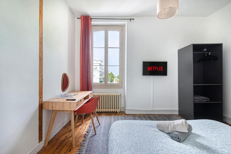 Photo of the whole room, Bedroom