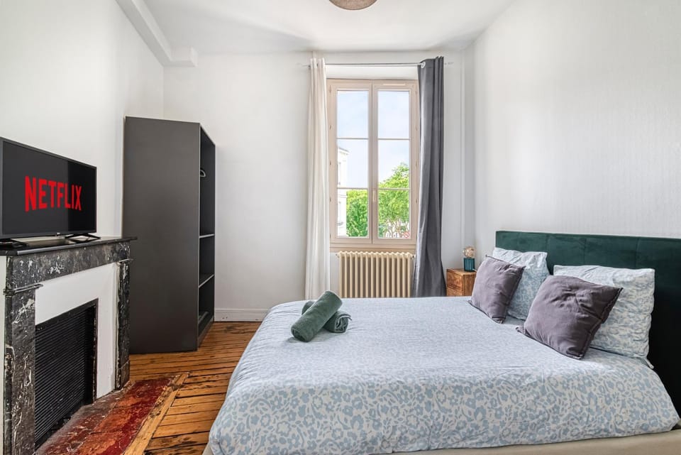 Photo of the whole room, Bedroom
