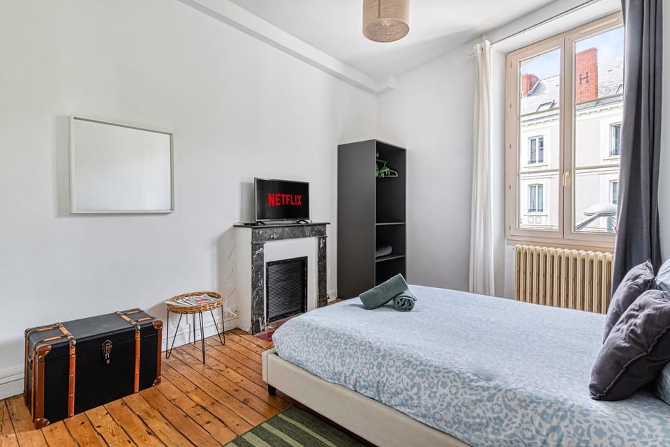 Photo of the whole room, Bedroom