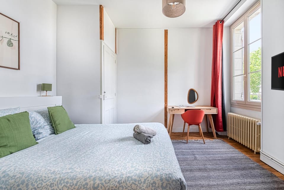 Photo of the whole room, Bedroom