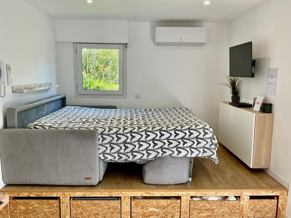 Bed, Bedroom, air conditioner