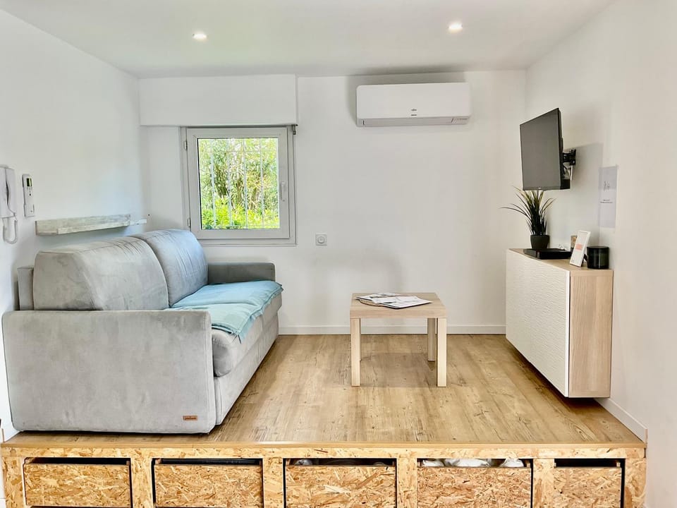 TV and multimedia, Living room, Seating area, Bedroom
