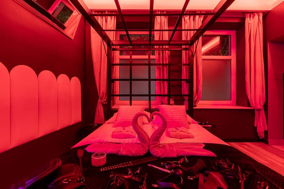 Bed, Bedroom, towels