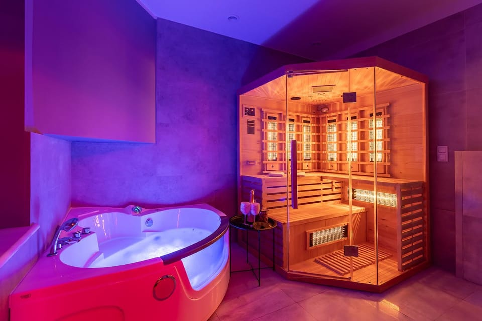 Hot Tub, Sauna