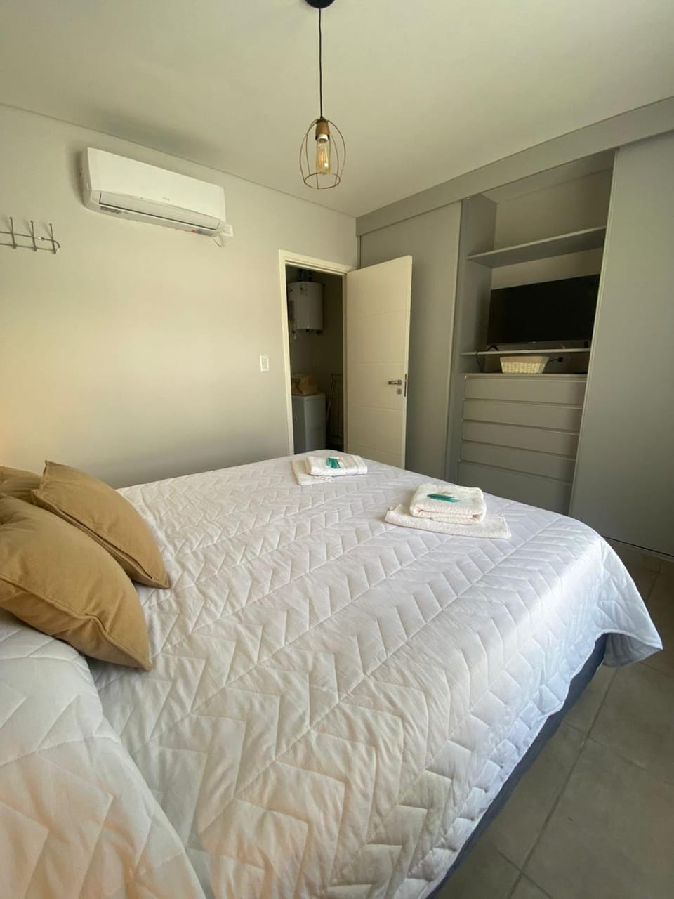 Bed, TV and multimedia, Photo of the whole room, Bedroom, towels, wardrobe, air conditioner