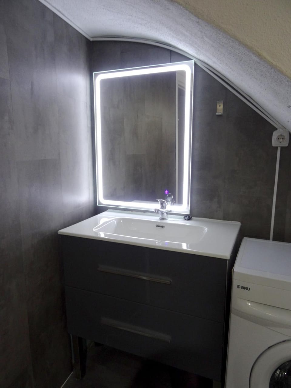 Bathroom, washing machine