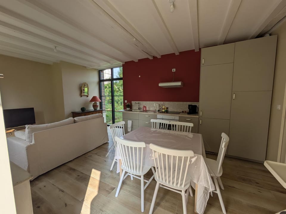 Kitchen or kitchenette, Dining area