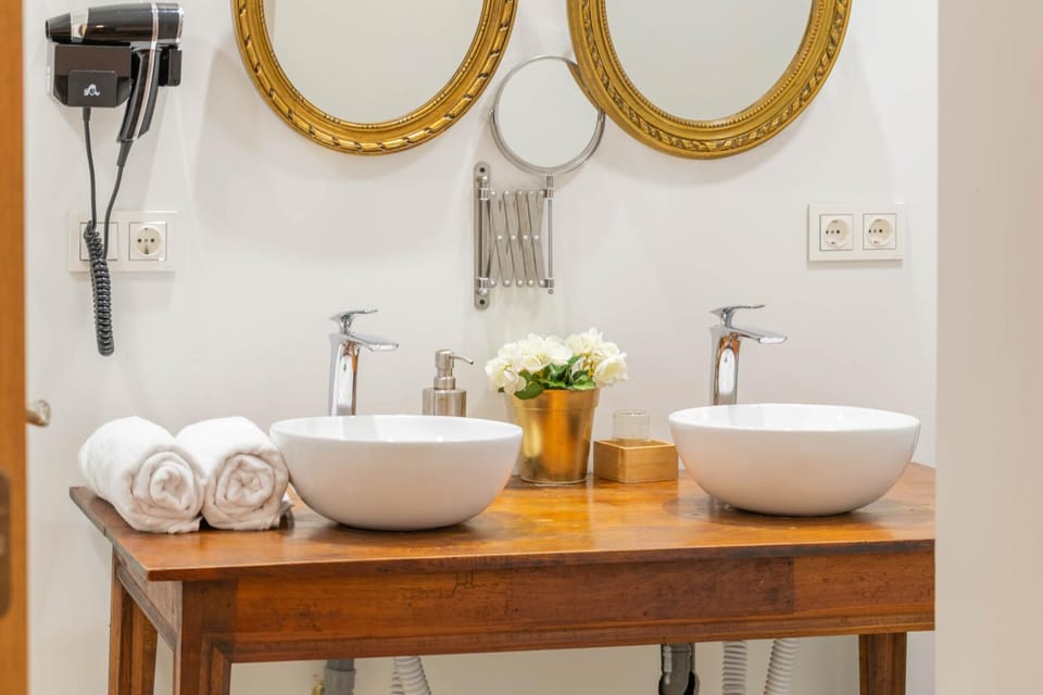 Bathroom, hair dryier, towels