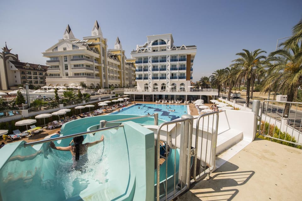 Property building, Day, People, Garden, Hiking, Garden view, Pool view, Street view, Area and facilities, Swimming pool, Quiet street view, Parking, sunbed