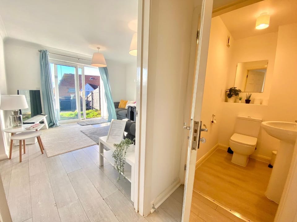 Kingsthorpe Home - Perfect for Contractors - Free Parking - Driveway - Garden - Fast WiFi - Smart TV with Netflix House in Northampton
