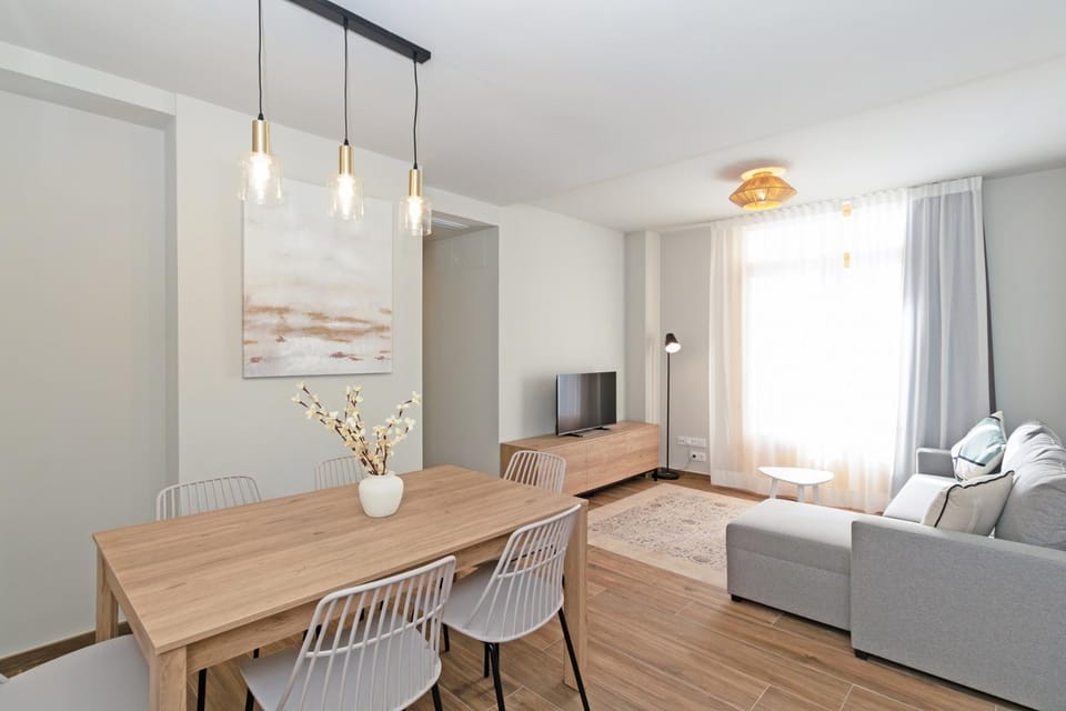 TV and multimedia, Living room, Seating area, Dining area