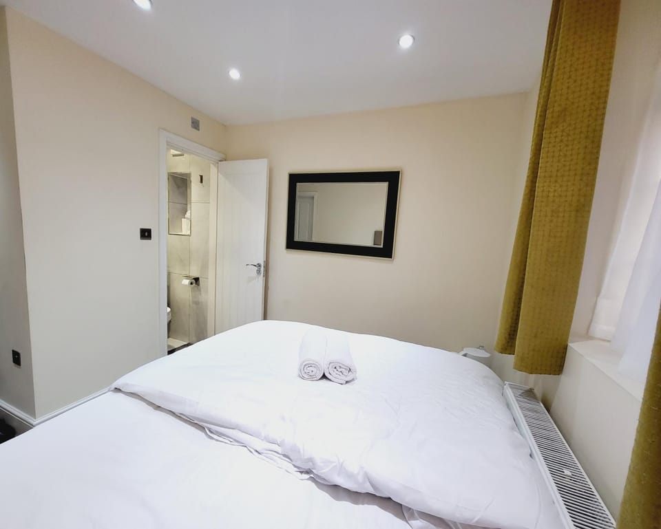 Modern En-Suite Garden View Room Vacation rental in Staines-upon-Thames