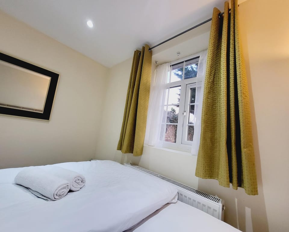 Modern En-Suite Garden View Room Vacation rental in Staines-upon-Thames