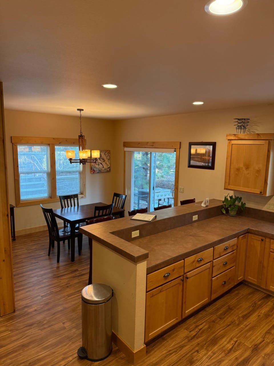 Kitchen or kitchenette, Dining area