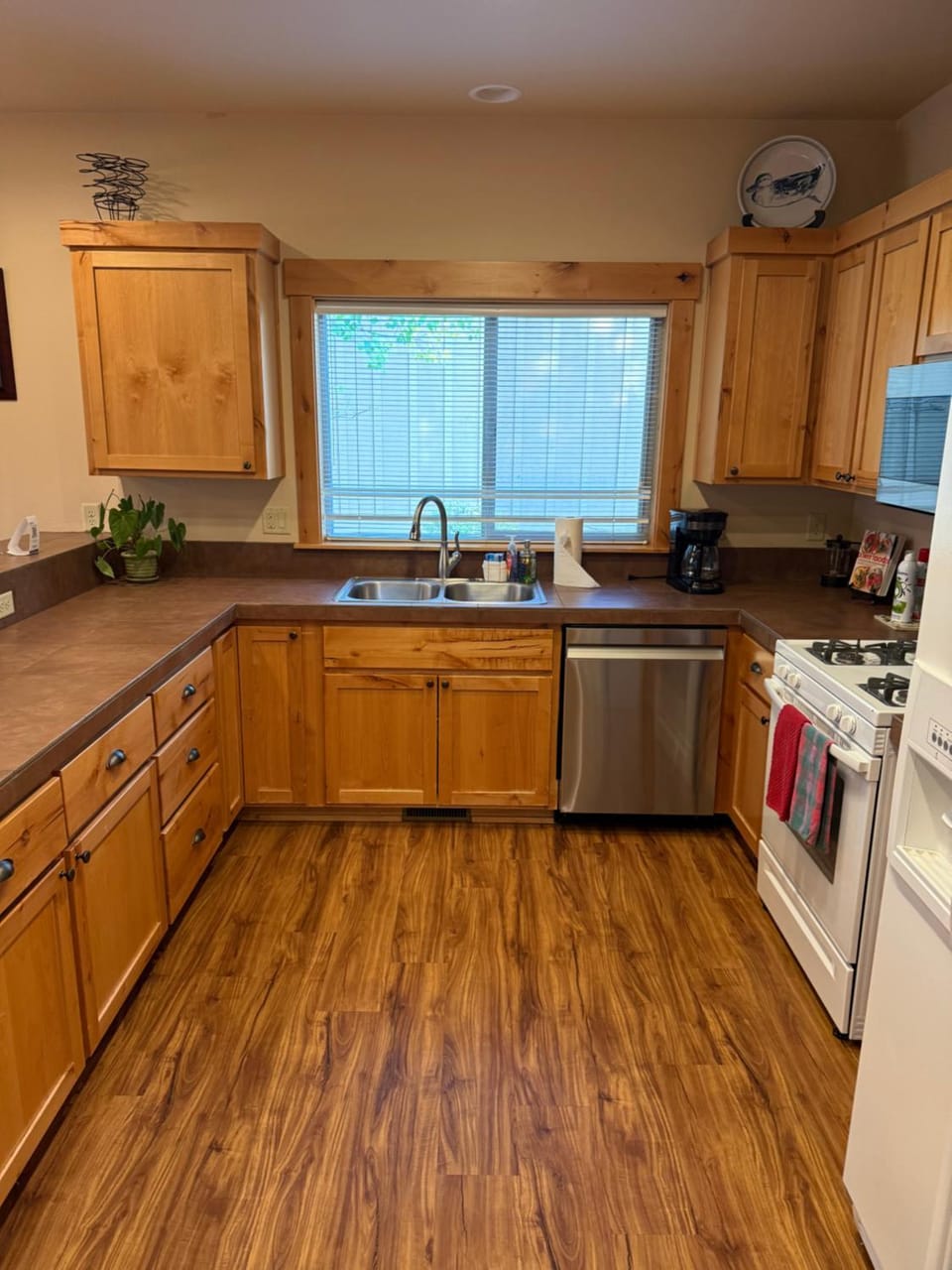 Kitchen or kitchenette, dishwasher, oven