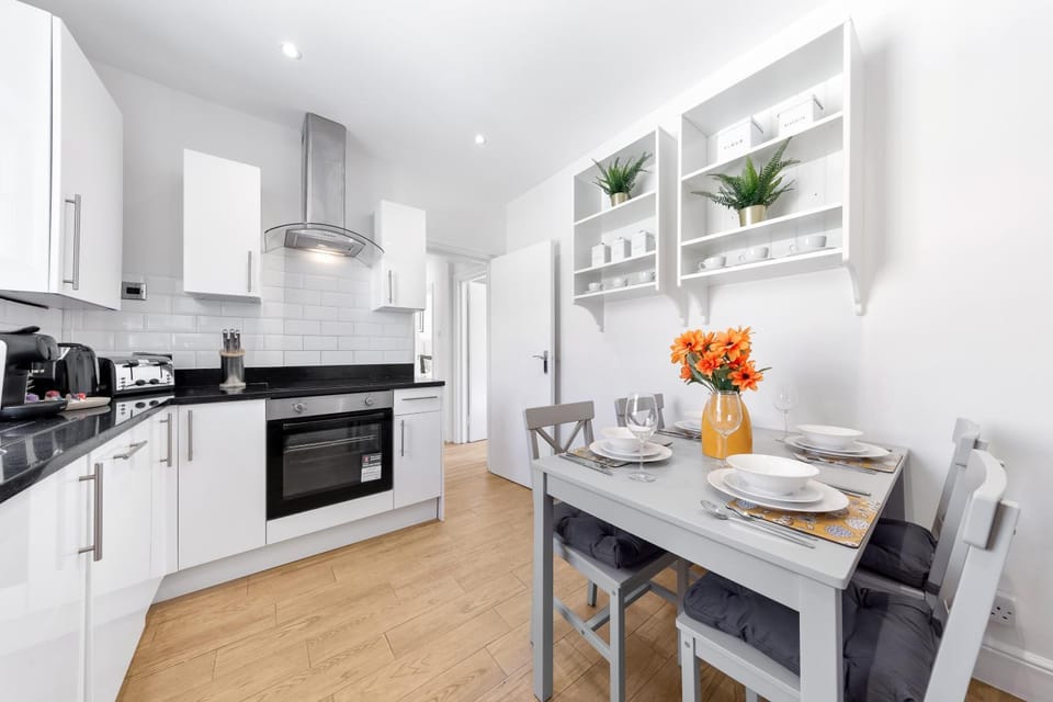 Kitchen or kitchenette, Dining area, oven