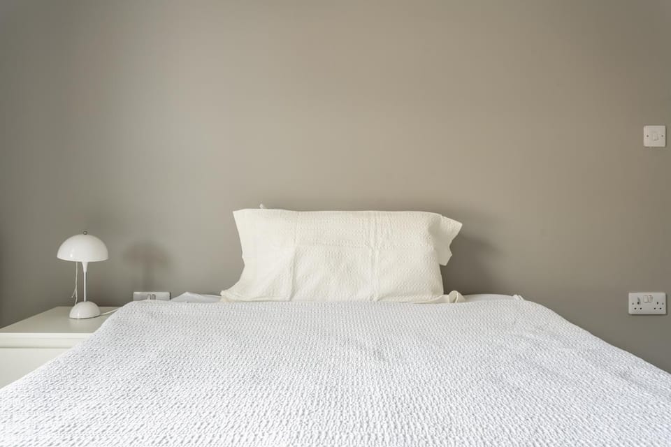 Modern double room with shared bathroom Vacation rental in London