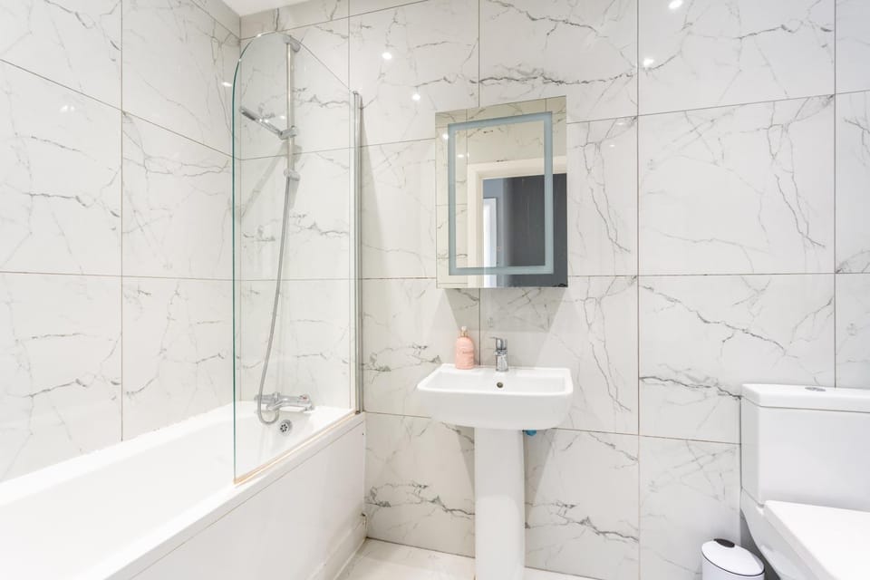 Modern double room with shared bathroom Vacation rental in London