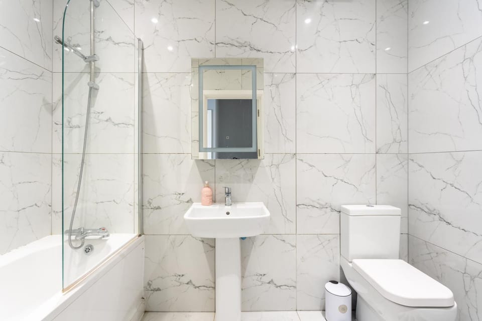 Modern double room with shared bathroom Vacation rental in London