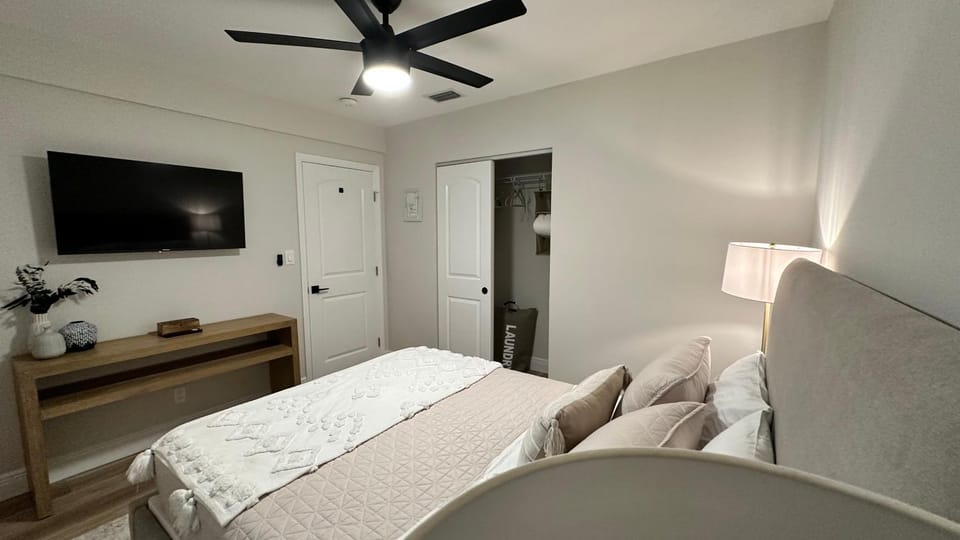 Bed, TV and multimedia, Photo of the whole room, Evening entertainment, Bedroom