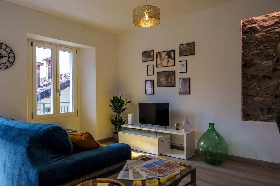 Living room, internet