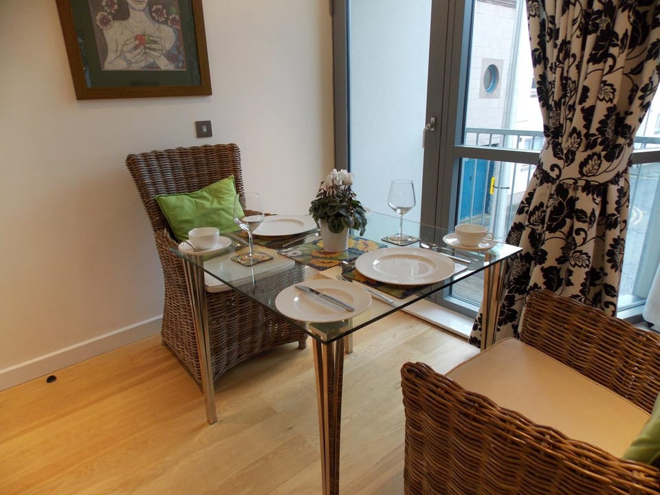 Coffee/tea facilities, Balcony/Terrace, Living room, Seating area, Dining area, Food