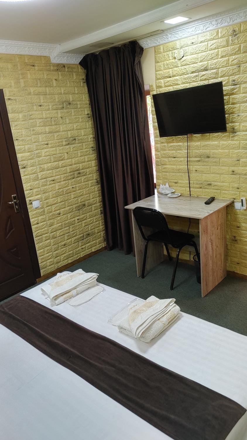 Bed, TV and multimedia, Photo of the whole room
