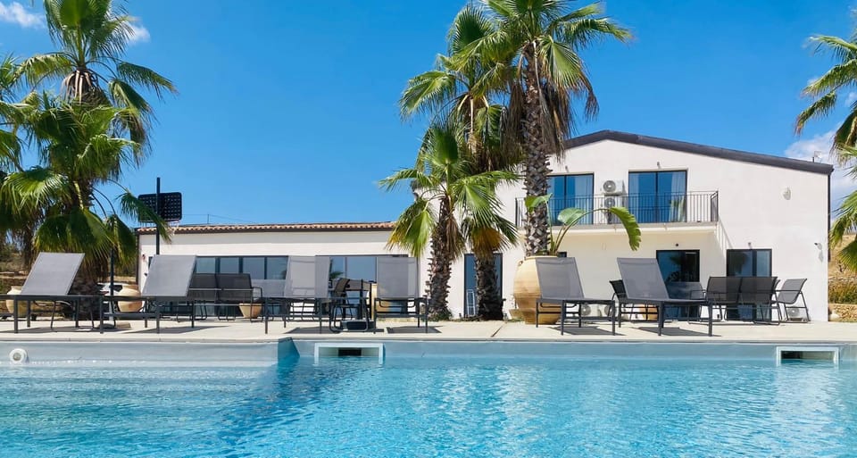 Property building, Patio, Day, Pool view, Swimming pool, Swimming pool, sunbed