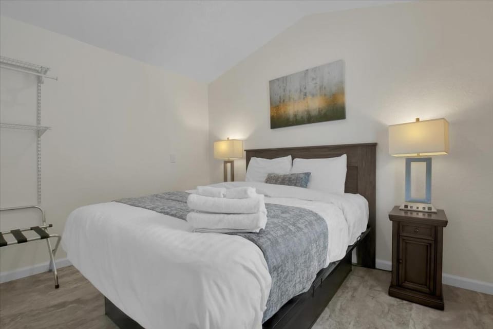 Luxury 2BR Cottage w King & Queen Beds Nature lodge in Pigeon Forge