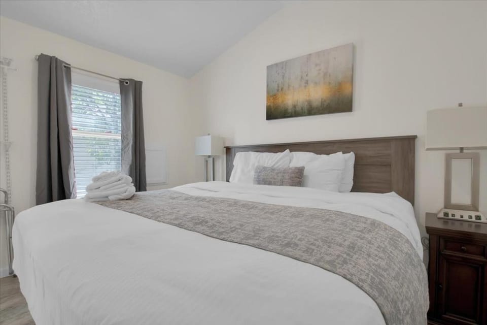 Luxury 2BR Cottage w King & Queen Beds Nature lodge in Pigeon Forge