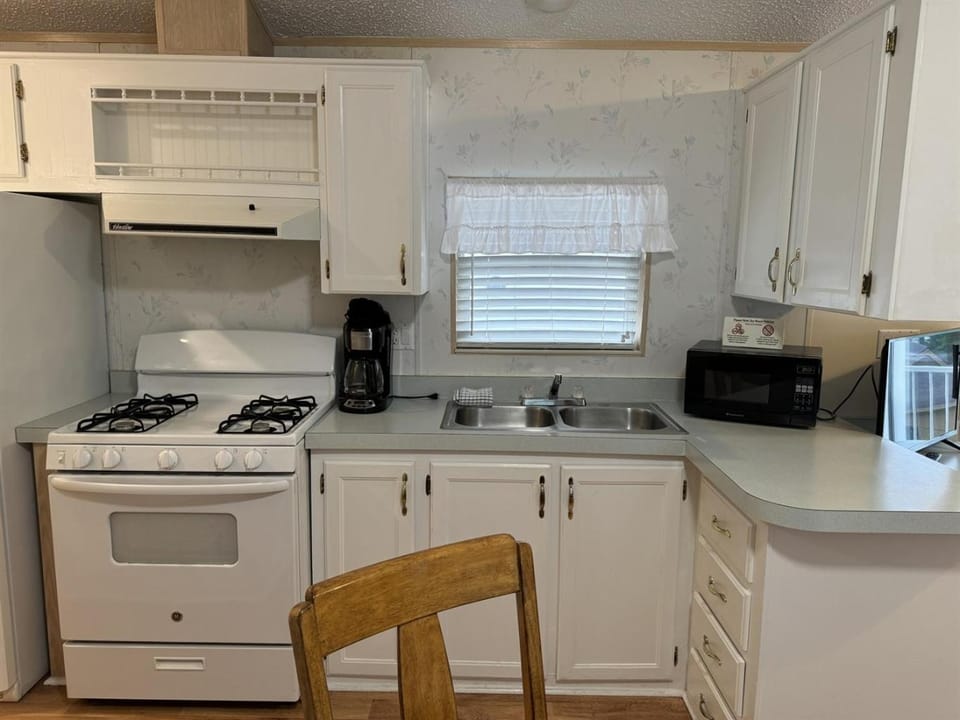 Luxurious 2BR Mountain Sanctuary Near Gatlinburg Chalet in Pigeon Forge