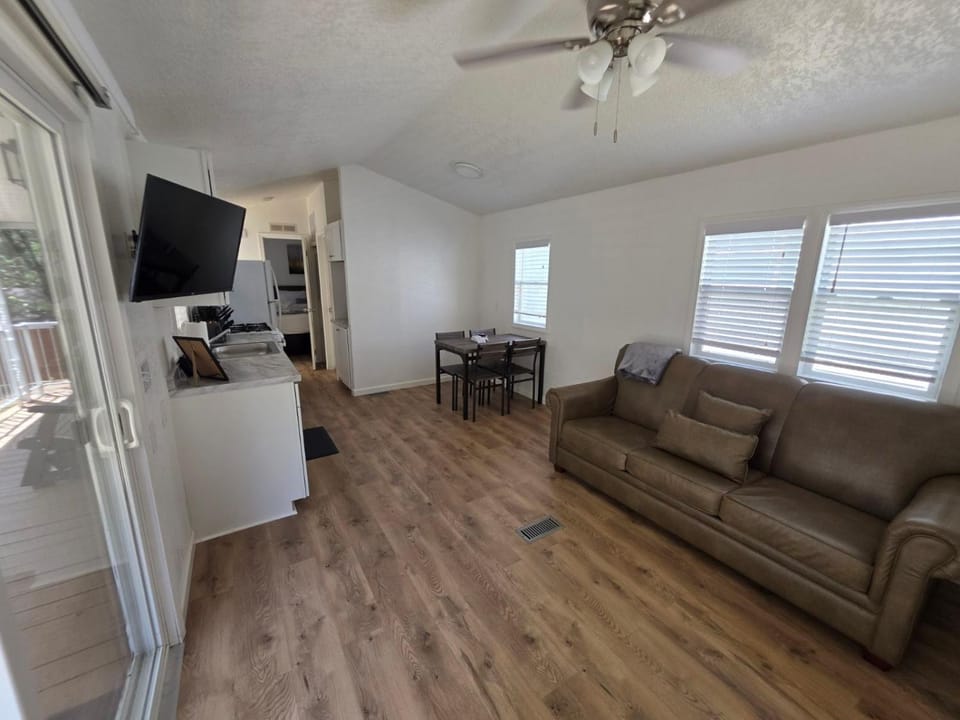 Luxury 2BR Cottage w King & Queen Beds Nature lodge in Pigeon Forge