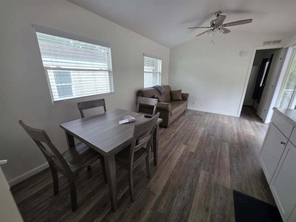 Pigeon Forge 2BR Cottage w King & Queen Beds Nature lodge in Pigeon Forge