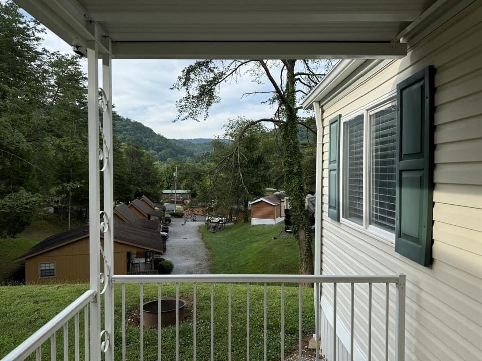 2BR Retreat with Stunning Mountain Views Chalet in Pigeon Forge