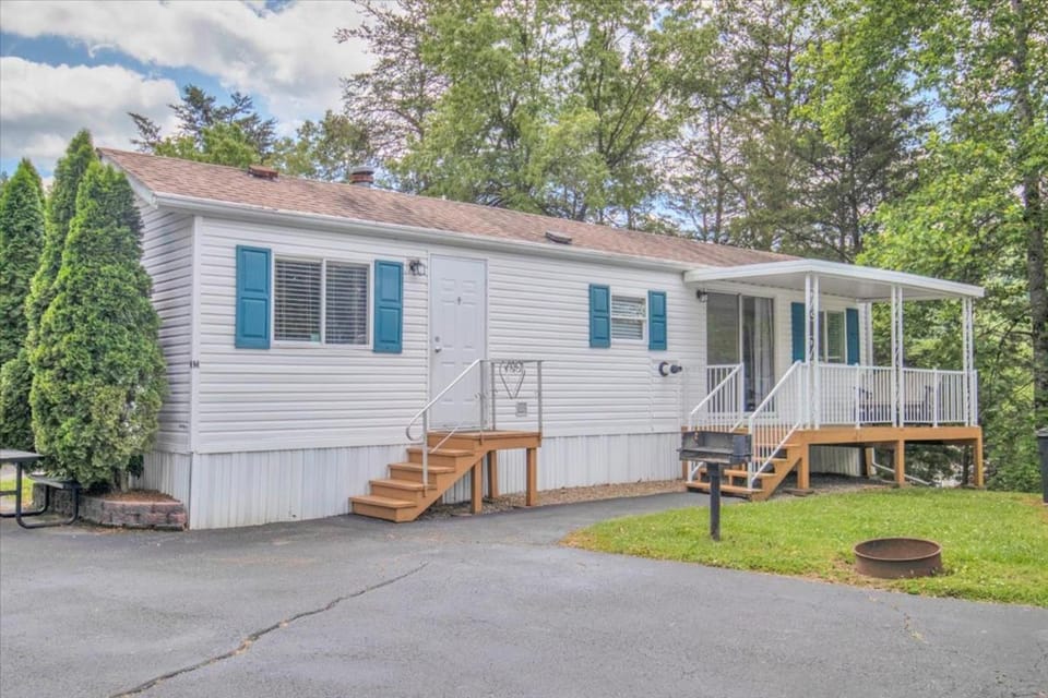 2BR Cottage Escape w Mountain Views Chalet in Pigeon Forge