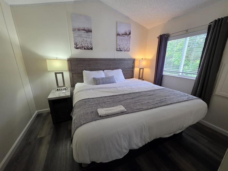 Pigeon Forge 2BR Cottage Near Dollywood Nature lodge in Pigeon Forge