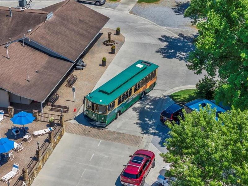 Tranquil 2BR Mountain Escape near Dollywood Chalet in Pigeon Forge