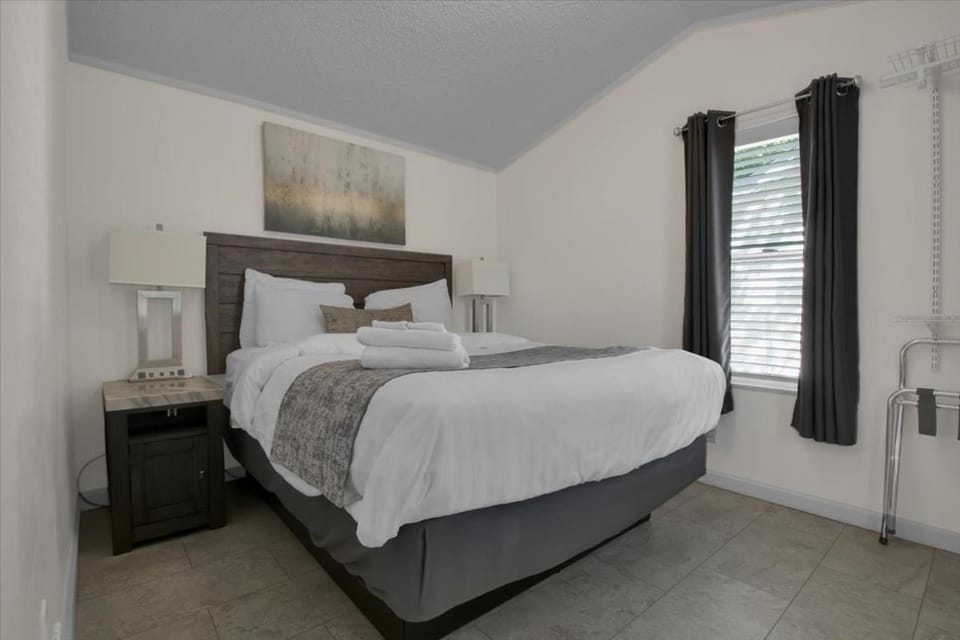 2BR Mountain Stay w King Bed Near Dollywood Nature lodge in Pigeon Forge