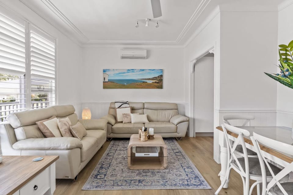 Living room, Seating area, Dining area, air conditioner