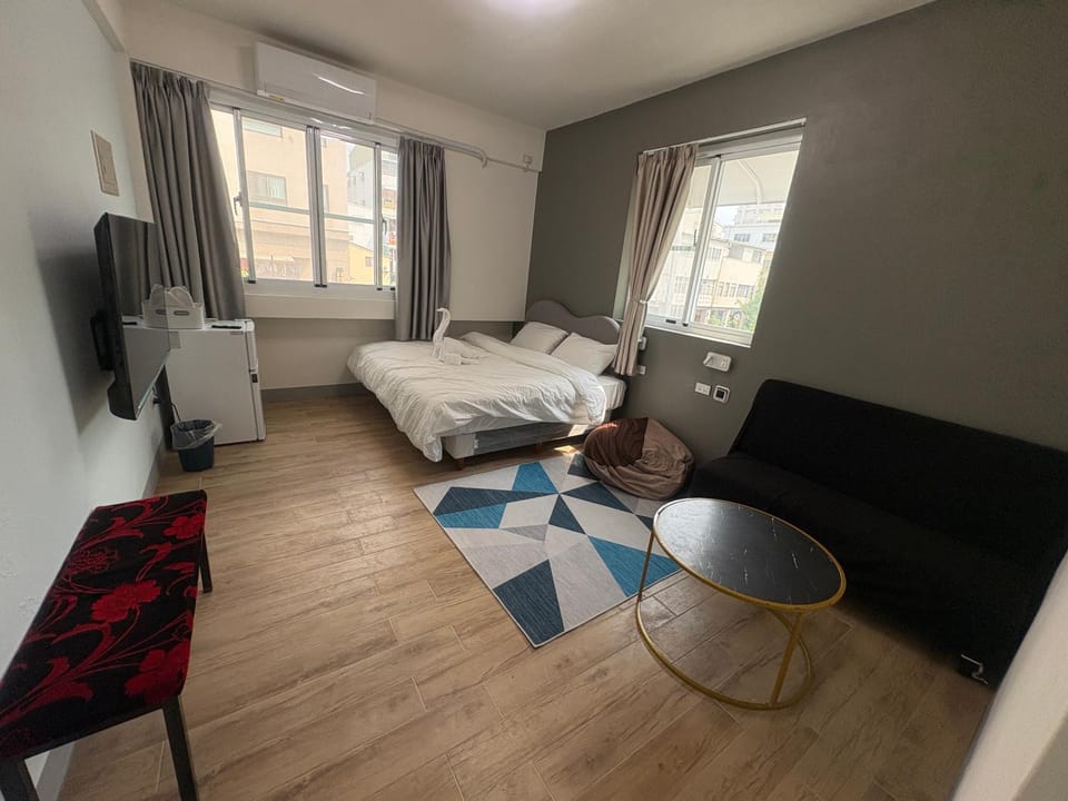 Bed, TV and multimedia, Photo of the whole room, Bedroom