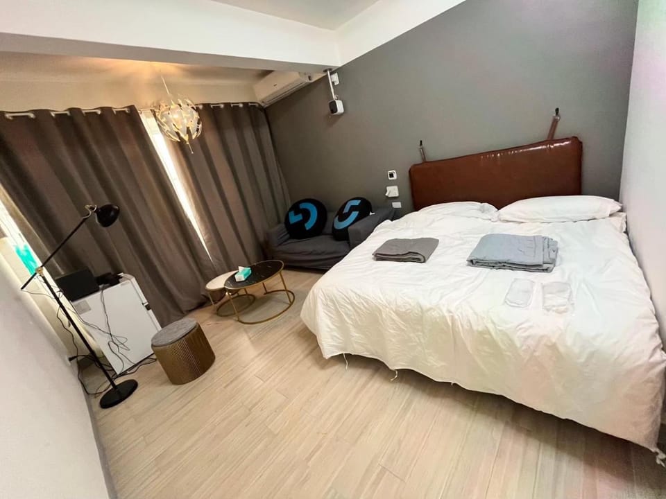 Bed, Photo of the whole room, Bedroom