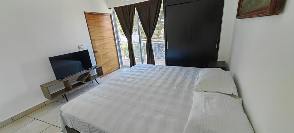 Bed, TV and multimedia, Photo of the whole room, Bedroom