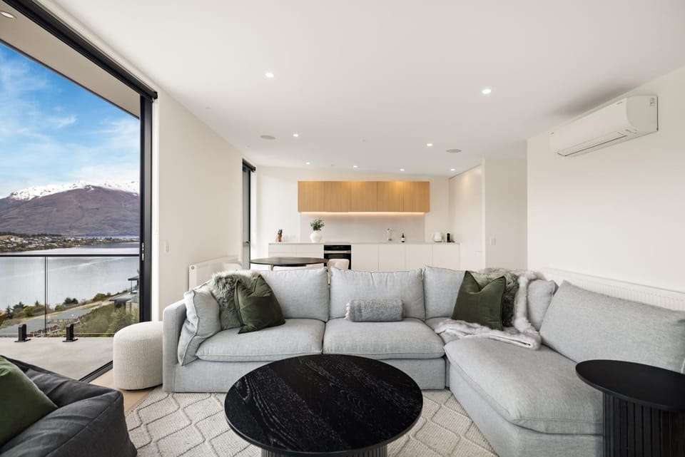 WARNING Extreme views 4 bed 3 bath luxury Villa in Queenstown