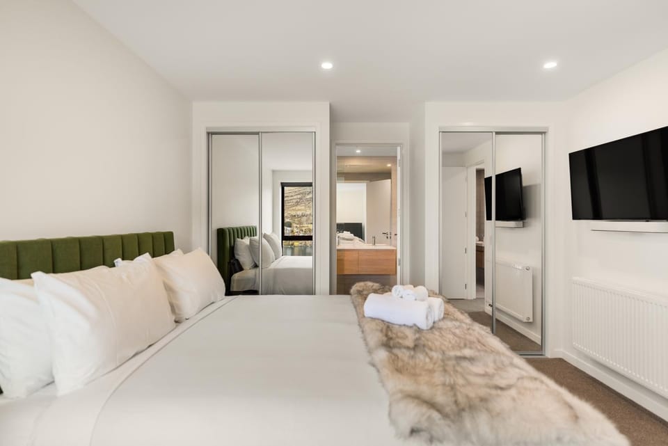 WARNING Extreme views 4 bed 3 bath luxury Villa in Queenstown
