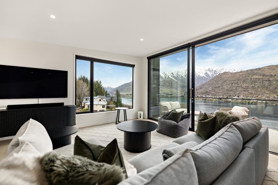 WARNING Extreme views 4 bed 3 bath luxury Villa in Queenstown