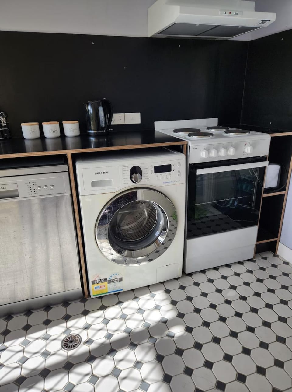 Coffee/tea facilities, Kitchen or kitchenette, dishwasher, stove, washing machine