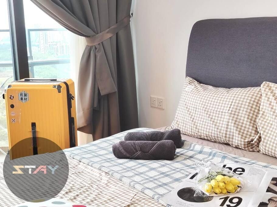 Almas Suites Couple Escape Netflix 100mbps BySTAY Apartment in Johor