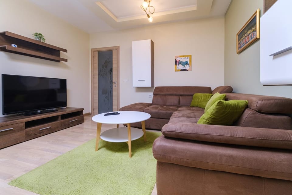 TV and multimedia, Living room, Seating area, Evening entertainment