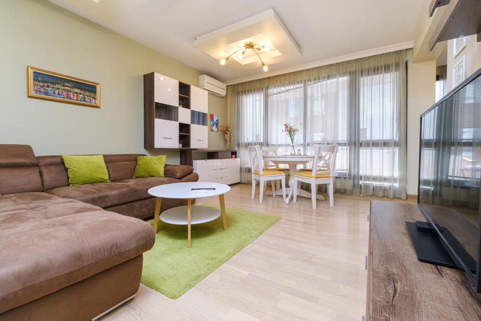 TV and multimedia, Living room, Seating area, Dining area, Evening entertainment